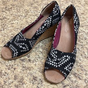 TOMS  Open Toe Wedge Heels. Size 9.5. Black/Silver GUC